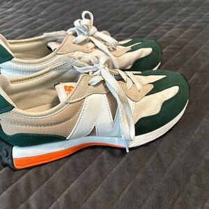 New balance 327 Kids Sneakers in Green and White size 4.5 /37european